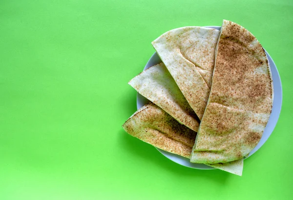 Известный Традиционный Арабский Хлеб Пита Белой Тарелке Зеленом Фоне Плоский — стоковое фото