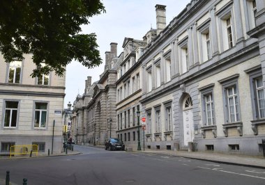 Brüksel / Belçika - 8 Temmuz 2019: Şehir merkezinde yol boyunca eski bina 