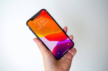 Dubai / Bae - 21 Eylül 2019: Apple Iphone 11 Pro'nun ön yüzü açık arka planda.  