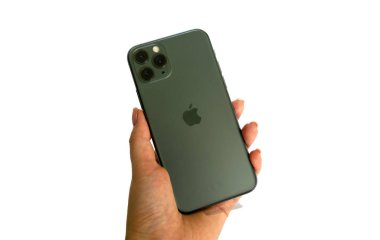 Dubai / Bae - 21 Eylül 2019: Yeni Gece Yarısı YeşilI Apple Iphone 11 Pro elinde beyaz arka plan üzerinde izole.  