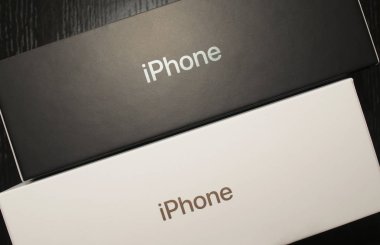 Dubai / Bae - 21 Eylül 2019: Ahşap arka planda iki siyah beyaz elma iphone kutusu. 