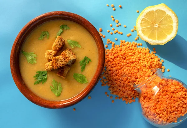 Sopa Crema Lentejas Frescas Tazón Marrón Sobre Fondo Azul Vista — Foto de Stock