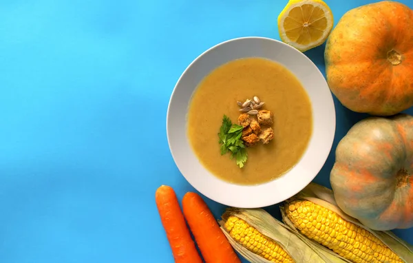 Verduras Frescas Sopa Vegetariana Crema Calabaza Otoño Sobre Fondo Azul — Foto de Stock