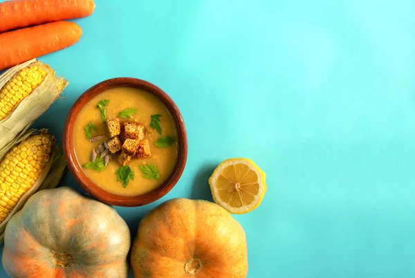 Verduras Frescas Sopa Vegetariana Crema Calabaza Otoño Sobre Fondo Azul — Foto de Stock