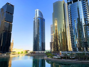 Dubai / Uae - 15 Ekim 2019: Rıhtımlı Jumeirah Lakes Kuleleri gökdelenlerinin manzarası. Camla kaplı konut binaları. Jumeirah İş Merkezi 4, Platin Kule, Altın Kule