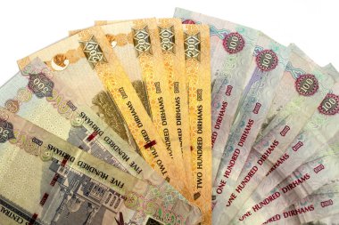 Uae ulusal para birimi, beyaz arka plandaki dirhem banknotlarının üst görünümü. Dirhams  