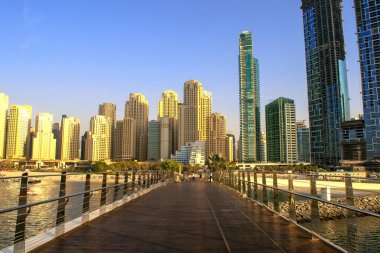 Dubai / Uae - 17 Ekim 2019: Bluewater yaya köprüsünden Jbr 'de panoramik manzara. Jumeirah Sahili manzaralı. Dubai 'nin yeni lüks bölgesi. Jbr 