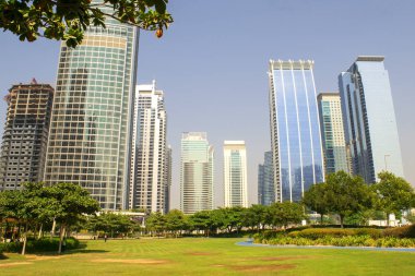 Dubai / Uae - 15 Ekim 2019: Jumeirah Lakes Towers gökdelenleri ve park manzarası. Camla kaplı konut binaları. Dubai Parkı.