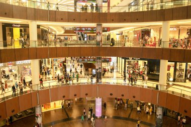 Dubai / Uae - 19 Ekim 2019: dünyanın en büyük alışveriş merkezi. Dubai Alışveriş Merkezi 'nde kalabalık var. Dubai Alışveriş Merkezi 'nde müşteriler.