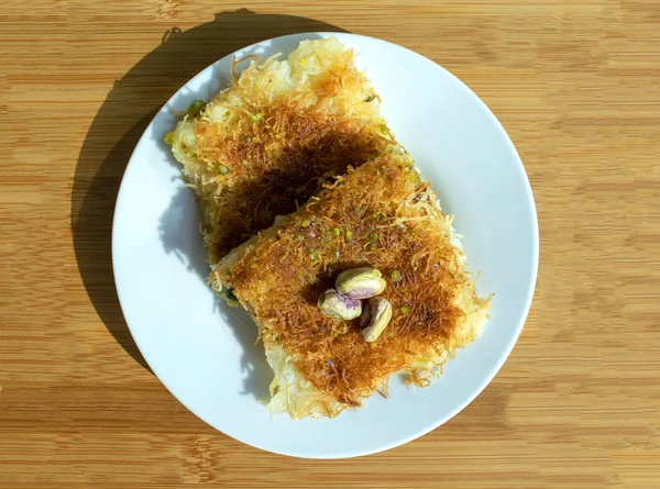 Dessert Traditionnel Kunafa Oriental Vue Dessus Fromage Arabe Kunafa Assiette — Photo