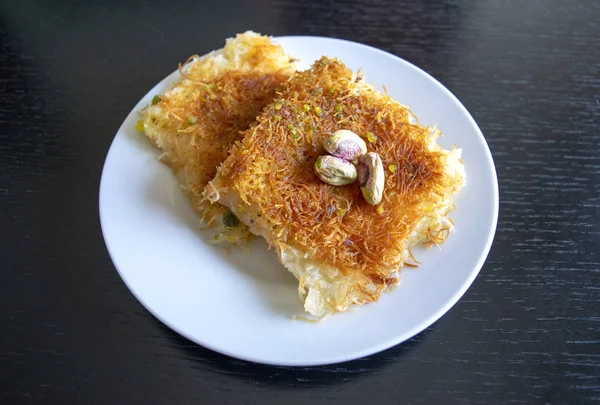 Традиционный Восточный Десерт Кунафа Вид Сверху Арабский Сыр Кунафа Белой — стоковое фото