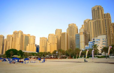 Dubai / BAE - 17 Ekim 2019, JBR. Jumeirah Sahili Konutları 'nın panoramik manzarası. Şehir plajı.