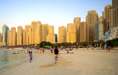 Dubai / Uae - 17 Ekim 2019, Jbr. Jumeirah Sahili 'nin panoramik manzarası İnsanların yaşadığı gökdelenler ve şehir plajı.