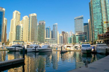 Dubai / BAE - 7 Kasım 2019: Dubai Marina ve güzel gökdelenleri ve yatları olan JBR bölgeleri. Dubai Marina yatları park ve iskele