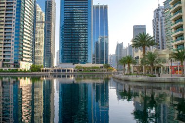 Dubai / BAE - 26 Mayıs 2020: Suni gölü ve parkı olan Jumeirah Lakes Kuleleri 'nin panoramik manzarası. JLT 'deki konut binaları. Güzel lüks bölge. 