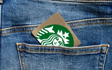 Dubai / BAE - 7 Haziran 2020: Kotun arka cebindeki Starbucks hediye çeki. 