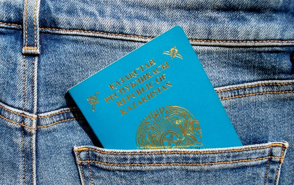 カザフスタンのパスポートは青いジーンズのバックポケットに閉じます Kzパスポート文書 — ストック写真