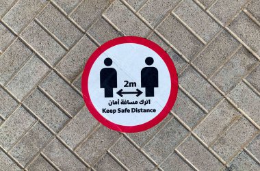 Dubai / BAE - 10 Haziran 2020: İngilizce ve Arapça dillerinde metro istasyonunun yanındaki kaldırımda 