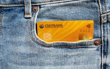 Dubai / BAE - 7 Haziran 2020: Sberbank plastik Visa Gold kredi kartı bir kot pantolonun ön cebinde. Rusya Sberbank. 