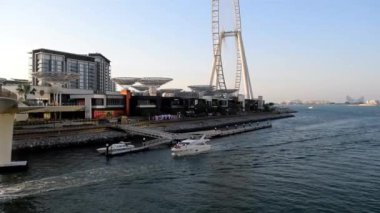 Dubai / Uae - 17 Ekim 2019: Günbatımında Bluewater Adası. Dubai adasında yüzen yatlar. 