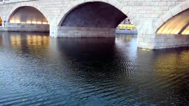 Veduta Del Nuovo Ponte Pietra Con Archi Rotondi Superficie Calma — Video Stock