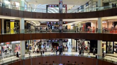Dubai / BAE - 19 Ekim 2019: dünyanın en büyük alışveriş merkezi. Dubai Alışveriş Merkezi 'nde kalabalık var. Dubai Alışveriş Merkezi 'nde müşteriler. Kat görünümü. 