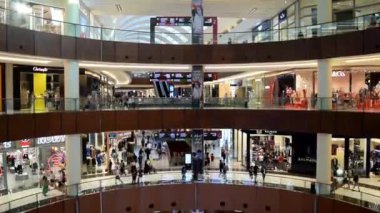 Dubai / BAE - 19 Ekim 2019: dünyanın en büyük alışveriş merkezi. Dubai Alışveriş Merkezi 'nde kalabalık var. Dubai Alışveriş Merkezi 'nde müşteriler. Kat manzaralı. Hızlı hareket ya da zaman aşımı.