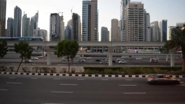 Dubai / BAE - 2 Ekim 2019: Şeyh Zayed Yolu 'nda trafik ve Dubai Marina ilçesi boyunca metro hattı. Dubai gökdelenleri ve arabalı ana yol.