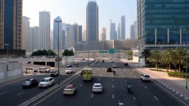 Dubai / BAE - 21 Ekim 2019: Dubai Marina 'ya bakan JLT yolunun üst manzarası. Otoyolda trafik vardı. İleride büyük kavşak ve metro hattı var.. 