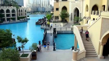 Dubai / Uae - 5 Kasım 2019: Souk al Bahar with liman ve restoranlar. Dubai şehir merkezinin güzel manzarası. Restoranları ve çarşısı var..