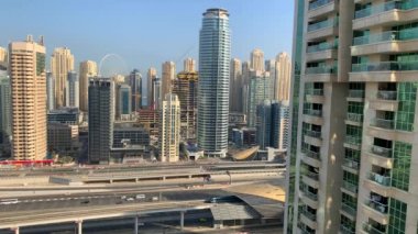 Dubai / BAE - 8 Haziran 2020: JLT 'de güzel bir sabah Marina ve JBR gökdelenleri Sheikh Zayed Yolu manzaralı, hafif trafik, metro istasyonu. Hava görünümü. 