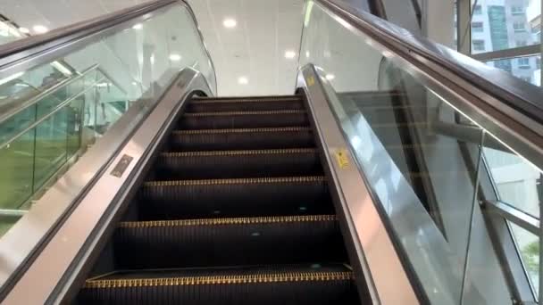 阿联酋 2019年9月18日 自动梯进入迪拜地铁站 — 图库视频影像