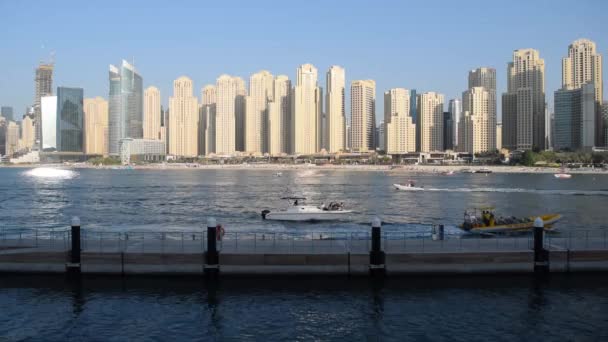 ドバイ アラブ首長国連邦 10月の17 2019 ビーチからのJbrビーチの眺め 多くのヨットがドバイに浮かぶ — ストック動画