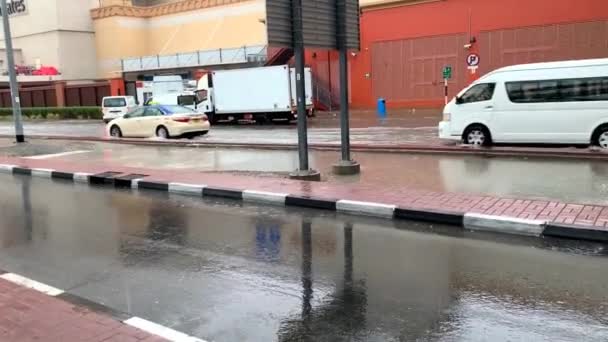 阿联酋 Dubai Uae 2019年11月10日 汽车在雨中驶过迪拜的水淹街道 阿联酋的暴雨和水坑 沙漠中的雨 道路上的洪水 — 图库视频影像