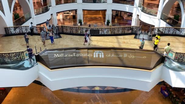 阿联酋 2020年6月5日 许多人在爱荷华州购物中心 Mall Emirates 的Covid 19大流行期间戴面具 顶部视图 拥挤的商场 — 图库视频影像