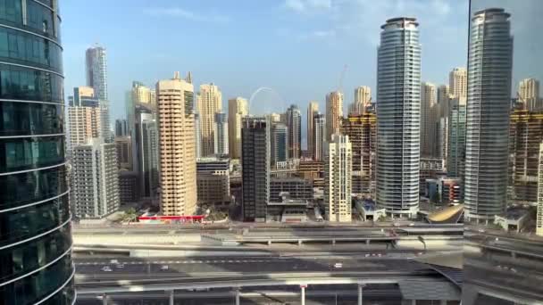 阿联酋 2020年4月28日 位于Jlt的码头和Jbr摩天大楼与谢赫扎耶德路的美丽景色 轻盈的交通和地铁线路 空中风景 时间流逝 — 图库视频影像