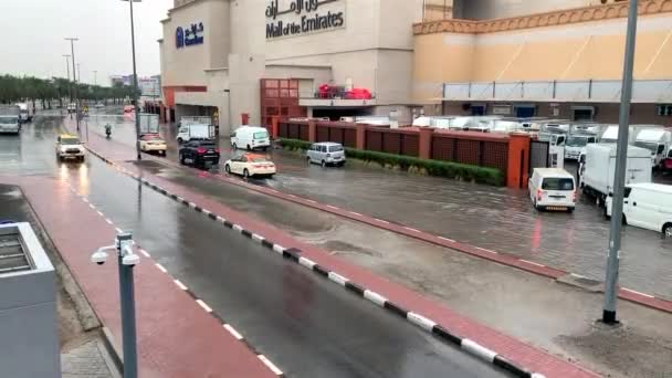 Dubai Uae Листопада 2019 Автомобілі Їдуть Через Затоплені Вулиці Дубаї — стокове відео