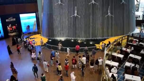 Dubai Verenigde Arabische Emiraten Oktober 2019 Menselijke Waterval Dubai Winkelcentrum — Stockvideo