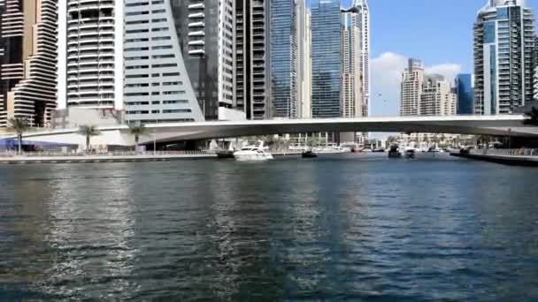 ドバイ アラブ首長国連邦 11月の11 2019 日中にフローティングヨットとドバイマリーナ高級観光地区 ドバイマリーナ — ストック動画