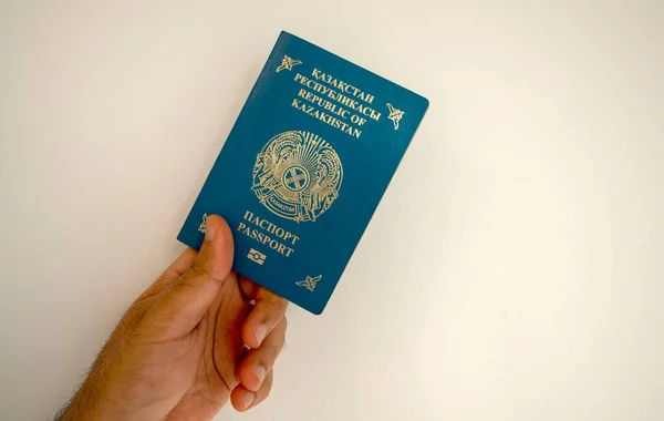 Passaporte Cazaquistão Mão Masculina Mão Homem Está Segurando Passaporte Internacional — Fotografia de Stock