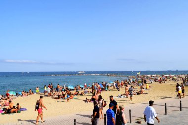 Barselona / İspanya - 13 Temmuz 2019: Birçok insanla ünlü halk La Barceloneta plajı. Barselona plajı. İspanya sahilleri kalabalık, yaz zamanı.
