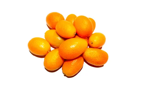 Alça de kumquats citrinos isolados sobre fundo branco. Vista superior. Muitos cumquats frescos — Fotografia de Stock