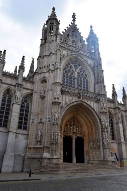 Brüksel / Belçika - 8 Temmuz 2019: Sablon 'un Kutsanmış Leydisi Kilisesi. Belçika, Brüksel 'deki Notre Dame du Sablon Katedrali. Katolik Kilisesi.