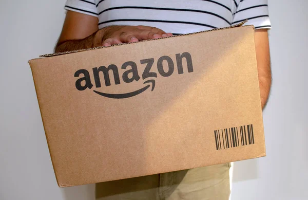 Dubai Vae Juli 2020 Mann Hält Pappkarton Paket Von Amazon — Stockfoto