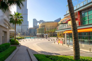 Dubai / BAE - 13 Mayıs 2020: Burj Halife 'nin çeşme gölü ve Dubai alışveriş merkezi manzarası. Yaz zamanı Dubai şehir merkezinin sakin ve boş manzarası.  