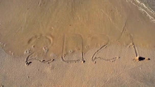 Νέο Έτος Αριθμός 2021 Στην Άμμο Παραλία Ξεπλένεται Από Κύμα — Αρχείο Βίντεο