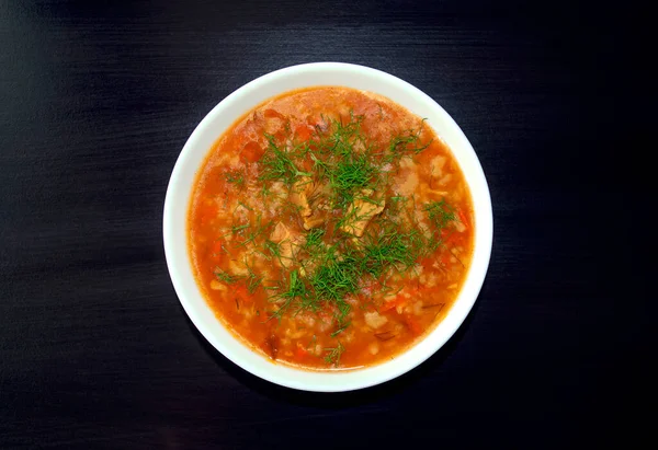 Sup Kharcho Dalam Mangkuk Putih Dengan Latar Belakang Kayu Gelap — Stok Foto