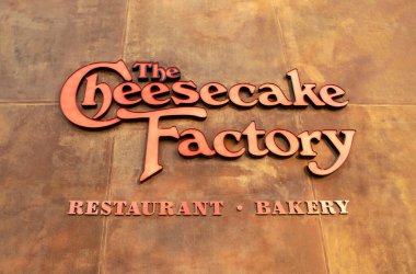 Dubai / BAE - 17 Temmuz 2020: The Cheesecake Factory restoranının JBR 'daki paslı metal duvardaki logosu. Popüler cheesecake restoranı ve pastanesi.