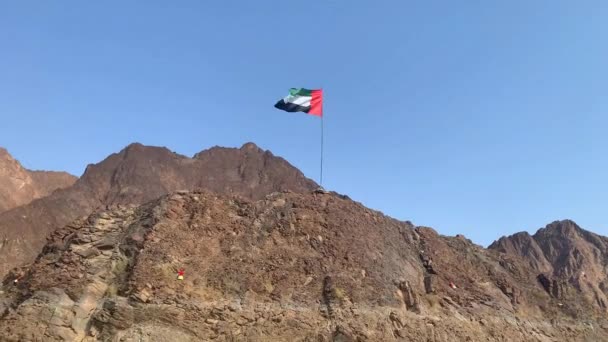 United Arab Emirates Flag Waving Top Hill Middle Hatta Lake — Stock Video