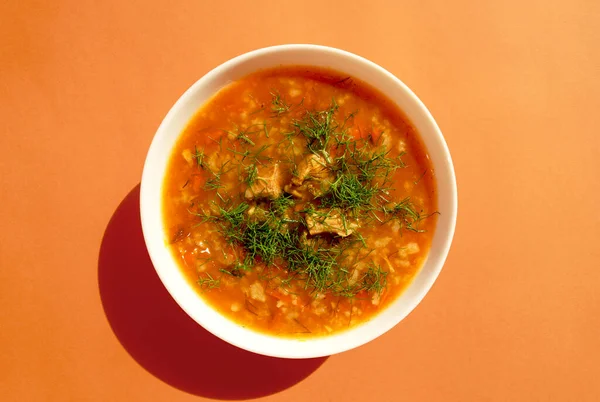 Sopa Kharcho Uma Tigela Branca Fundo Laranja Brilhante Vista Superior — Fotografia de Stock